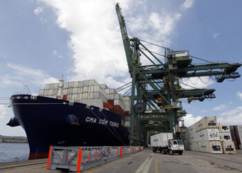 Balança comercial fecha outubro com US$ 6,96 bilhões de superavit Balança comercial fecha outubro com US$ 6,96 bilhões de superavit