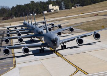 Sete pessoas são hospitalizadas após abrirem pacote suspeito em base militar dos EUA Sete pessoas são hospitalizadas após abrirem pacote suspeito em base militar dos EUA