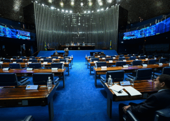 Plenário do Senado inicia sessão para votar isenção do IR para salários de até R$ 5 mil