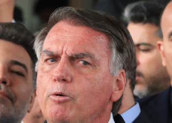 Defesa de Bolsonaro tem dois caminhos para adiar a prisão por tentativa de golpe Defesa de Bolsonaro tem dois caminhos para adiar a prisão por tentativa de golpe