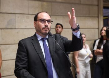 Carlos Bolsonaro diz ter sido intimado pela Polícia Federal Carlos Bolsonaro diz ter sido intimado pela Polícia Federal