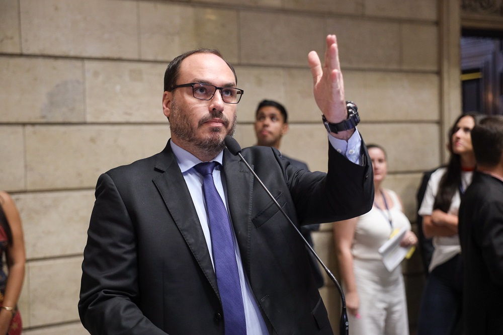 Carlos Bolsonaro diz ter sido intimado pela Polícia Federal