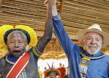 Cacique Raoni afirma que vai ‘puxar a orelha’ de Lula por exploração de petróleo
