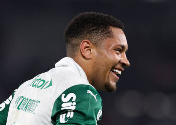 Vitor Roque voltará da França em avião com Leila Pereira Vitor Roque voltará da França em avião com Leila Pereira