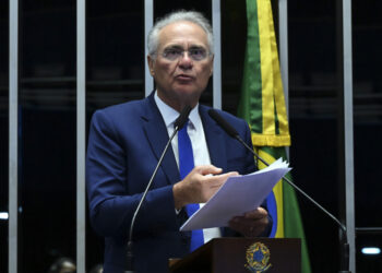 Renan Calheiros deve apresentar parecer sobre isenção do IR nesta terça-feira Renan Calheiros deve apresentar parecer sobre isenção do IR nesta terça-feira
