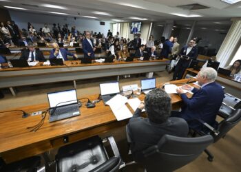 Comissão do Senado aprova isenção do IR para quem ganha até R$ 5 mil Comissão do Senado aprova isenção do IR para quem ganha até R$ 5 mil