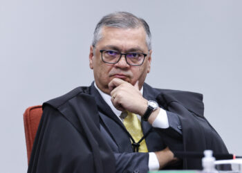 Dino suspende trecho de PL que libera emendas do orçamento secreto Dino e Moraes reagem à fala de Mendonça sobre ‘ativismo judicial’