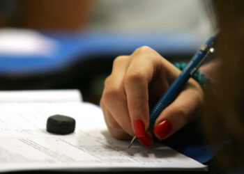 ‘Perdão’ é tema da redação da Fuvest Uberização, CLT demonizada e Venezuela: como foi a 1ª fase da Fuvest