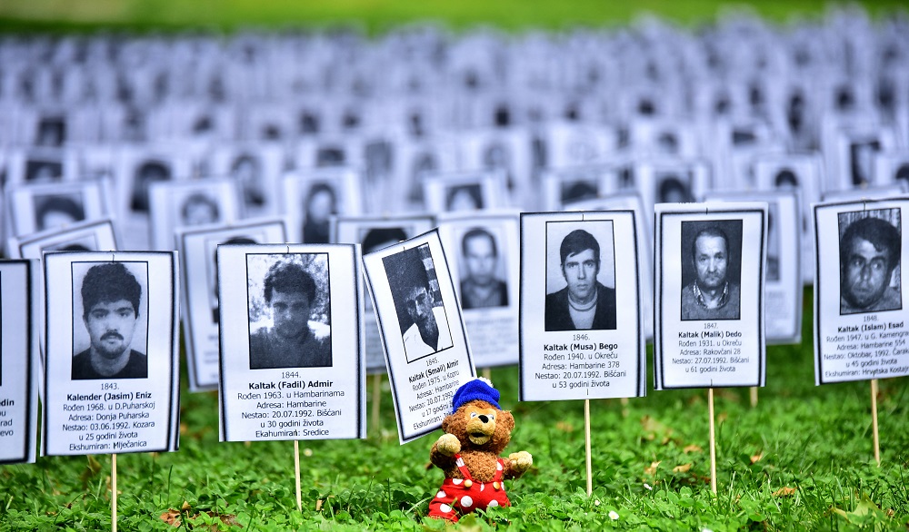 Safari humano: italianos são investigados por pagar para atirar em civis e crianças em Sarajevo