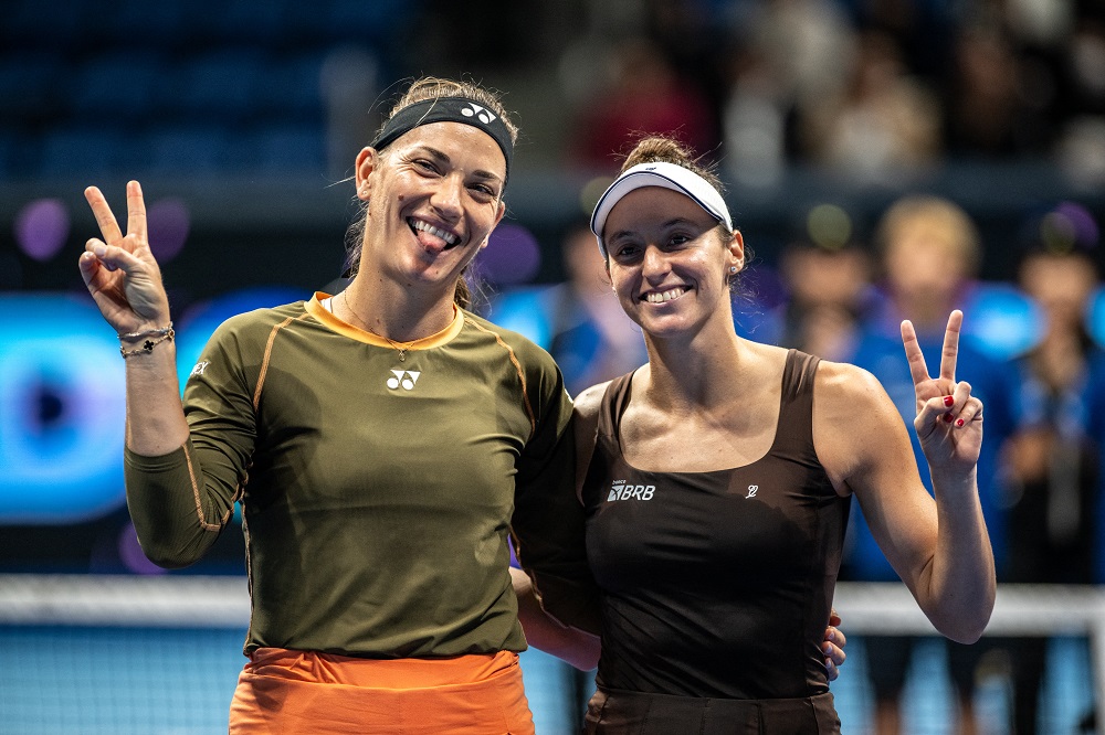 Stefani e Babos ganham 3ª seguida e Brasil buscará 1º título da história do WTA Finals