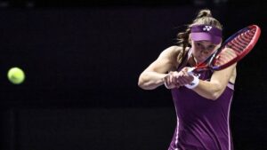 Rybakina vira sobre Swiatek e vai à inédita semifnal do WTA Finals