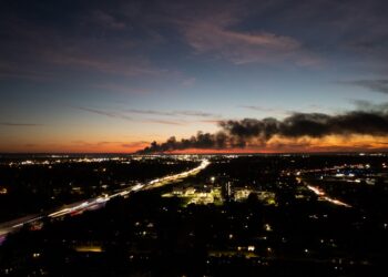 Avião de carga de grande porte cai em Louisville, Kentucky Avião de carga de grande porte cai em Louisville, Kentucky