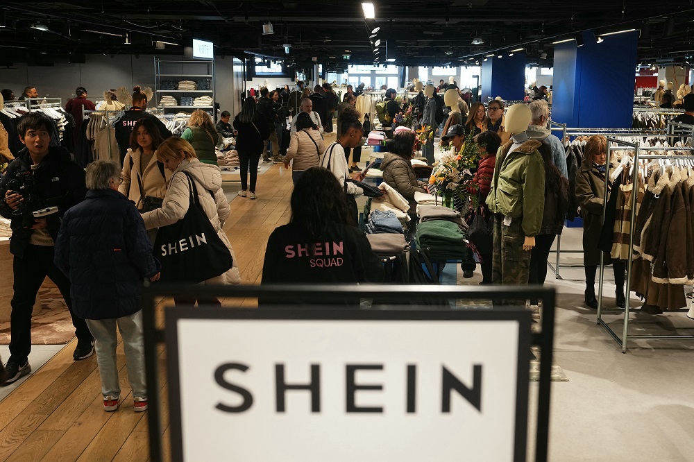 França suspende acesso online da Shein enquanto varejista abre sua primeira loja em Paris