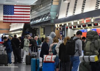 Trump exige que controladores aéreos dos EUA voltem ao trabalho ‘agora’