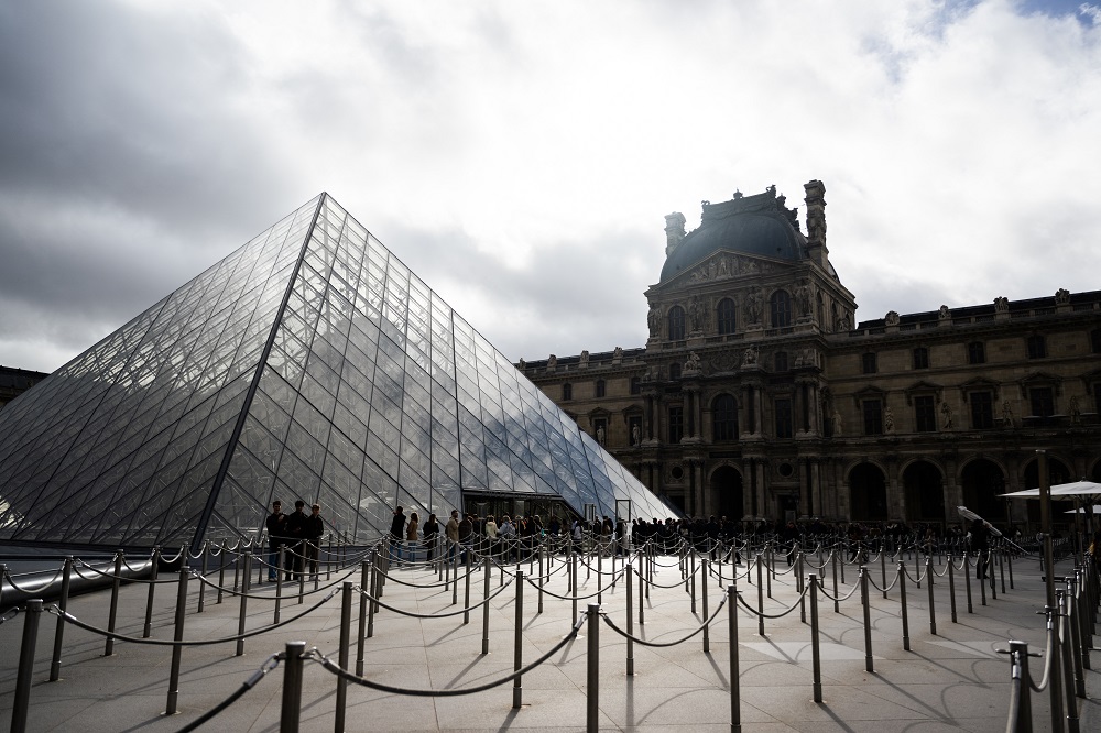 Louvre fecha galeria ao público por ‘fragilidade’ no edifício, anuncia o museu