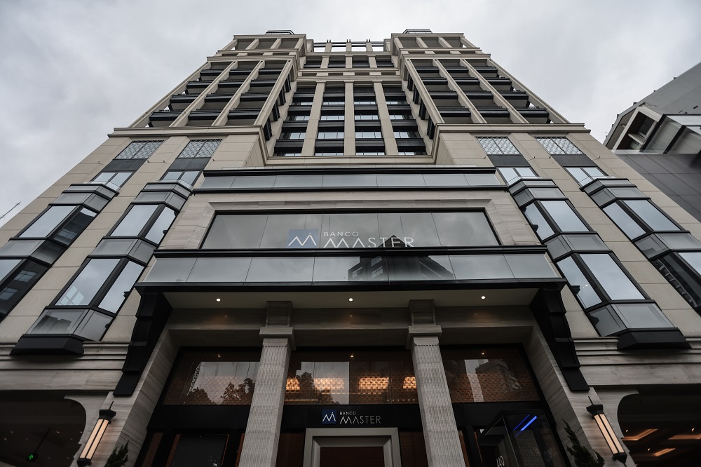 Fictor confirma suspensão da operação de compra do Master após liquidação decretada pelo BC