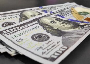 Ibovespa reduz fôlego, mas chega ao 9º recorde seguido; dólar recua Ibovespa reduz fôlego, mas chega ao 9º recorde seguido; dólar recua