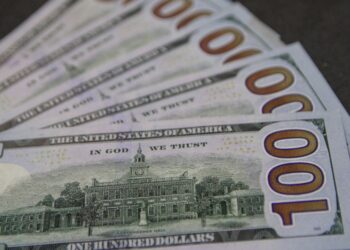 Dólar cai e Ibovespa fecha acima de 150 mil pontos pela primeira vez na história