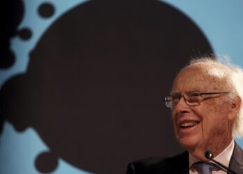 Cientista que ajudou a descobrir estrutura do DNA morre aos 97 anos Cientista que ajudou a descobrir estrutura do DNA morre aos 97 anos