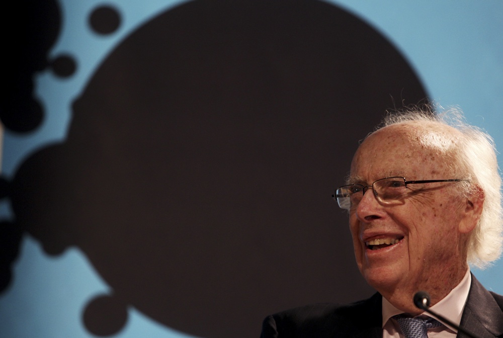 Cientista que ajudou a descobrir estrutura do DNA morre aos 97 anos