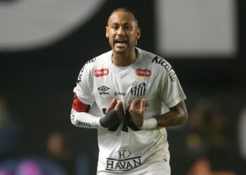 Neymar tem presença incerta em clássico com o Palmeiras no sintético do Allianz Parque Neymar tem presença incerta em clássico com o Palmeiras no sintético do Allianz Parque