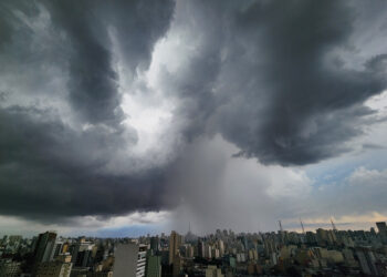 Ciclone extratropical coloca regiões do Brasil em alerta para temporal com ventos de até 100 km/h Ciclone extratropical coloca regiões do Brasil em alerta para temporal com ventos de até 100 km/h
