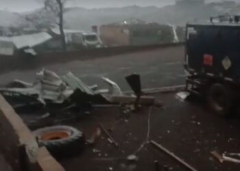 Tornado destrói município de Rio Bonito do Iguaçu, no PR; Defesa Civil e voluntários buscam vítimas Tornado destrói município de Rio Bonito do Iguaçu, no PR; Defesa Civil e voluntários buscam vítimas