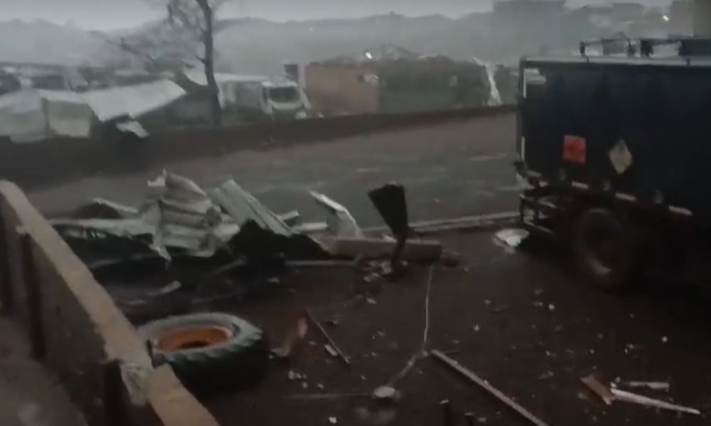 Tornado destrói município de Rio Bonito do Iguaçu, no PR; Defesa Civil e voluntários buscam vítimas