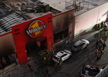 Incêndio em loja no México deixa ao menos 23 mortos, incluindo crianças Incêndio em loja no México deixa ao menos 23 mortos, incluindo crianças