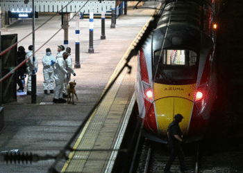 Suspeito de ataque em trem na Inglaterra é acusado de tentativa de assassinato Suspeito de ataque em trem na Inglaterra é acusado de tentativa de assassinato