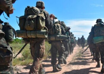 Fraude no Exército provoca prejuízo superior a R$ 120 mil aos cofres públicos Soldados andando em fileira