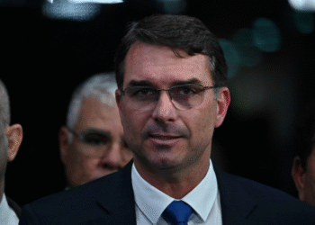 Flávio Bolsonaro chama de ‘farsa’ decisão do STF que manteve condenação de Jair Bolsonaro Flávio Bolsonaro chama de ‘farsa’ decisão do STF que manteve condenação de Jair Bolsonaro