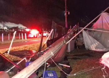 Vendaval derruba estrutura de festa universitária, mata um e fere 40 em SP