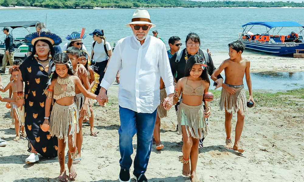 Lula promete levar energia a comunidade indígena durante visita a aldeia no Pará
