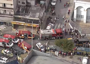 Cinco crianças ficam feridas em acidente entre van escolar e ônibus em SP Cinco crianças ficam feridas em acidente entre van escolar e ônibus em SP