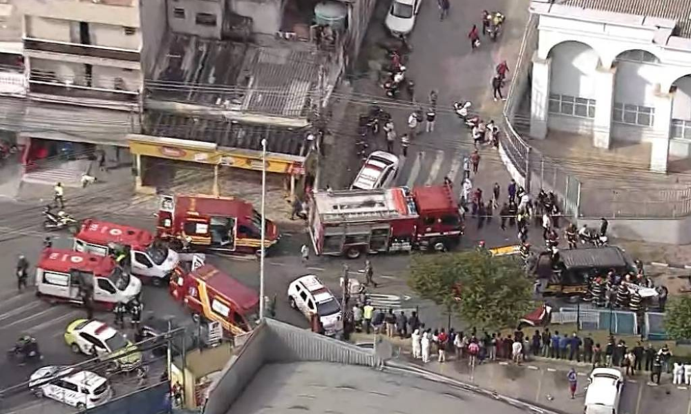 Cinco crianças ficam feridas em acidente entre van escolar e ônibus em SP