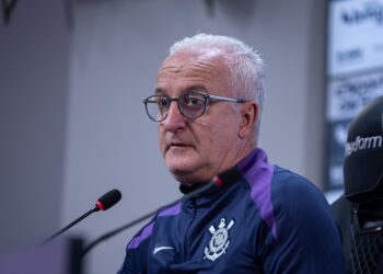 Dorival admite chance de ficar sem reforços no Corinthians em 2026: ‘Temos de ter consciência’