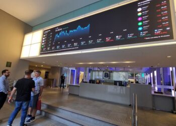 Ibovespa atinge 10º recorde seguido e tem na maior série de alta desde 1994; dólar segue em baixa