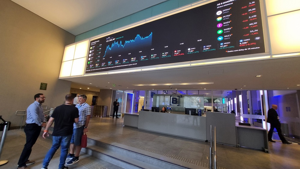 Ibovespa atinge 10º recorde seguido e tem na maior série de alta desde 1994; dólar segue em baixa