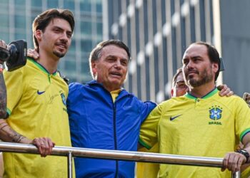 Carlos divulga vídeo de Bolsonaro soluçando enquanto dorme Defesa de Bolsonaro pede que família possa visitá-lo na prisão