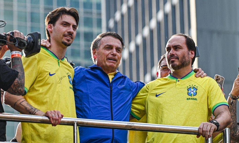 Defesa de Bolsonaro pede que família possa visitá-lo na prisão