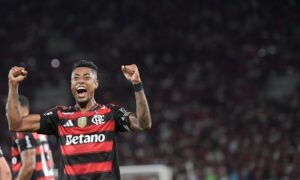 Flamengo deslancha no segundo tempo, vence Sport e dorme na liderança do Brasileirão