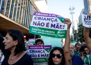 Câmara aprova projeto que dificulta aborto legal por menores de idade Câmara aprova projeto que dificulta aborto legal por menores de idade