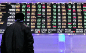 Ibovespa supera 155 mil e chega ao 11º recorde seguido; dólar cai a R$ 5,30