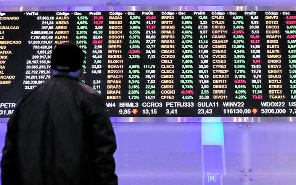 Ibovespa supera 155 mil e chega ao 11º recorde seguido; dólar cai a R$ 5,30