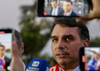 Flávio Bolsonaro afirma que pode desistir de candidatura, mas cobrará ‘um preço para isso’ Moraes autoriza a visita dos filhos de Bolsonaro na PF