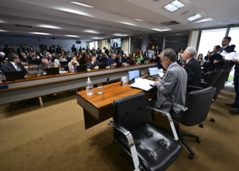 CAE do Senado inicia sessão que analisará projeto para isentar do IR salários de até 5 mil CAE do Senado inicia sessão que analisará projeto para isentar do IR salários de até 5 mil