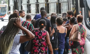 Número de pessoas que procuram emprego há mais de 2 anos cai 17,8%, diz IBGE