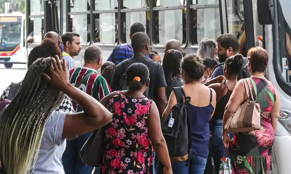 Número de pessoas que procuram emprego há mais de 2 anos cai 17,8%, diz IBGE