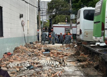 Três pessoas morrem após ônibus derrubar muro em estacionamento, em São Paulo Três pessoas morrem após ônibus derrubar muro em estacionamento, em São Paulo